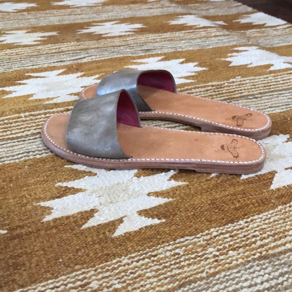 Freebird by Steven, Golden Leather Silver Slide Sandals, Size 10 - Picture 3 of 4